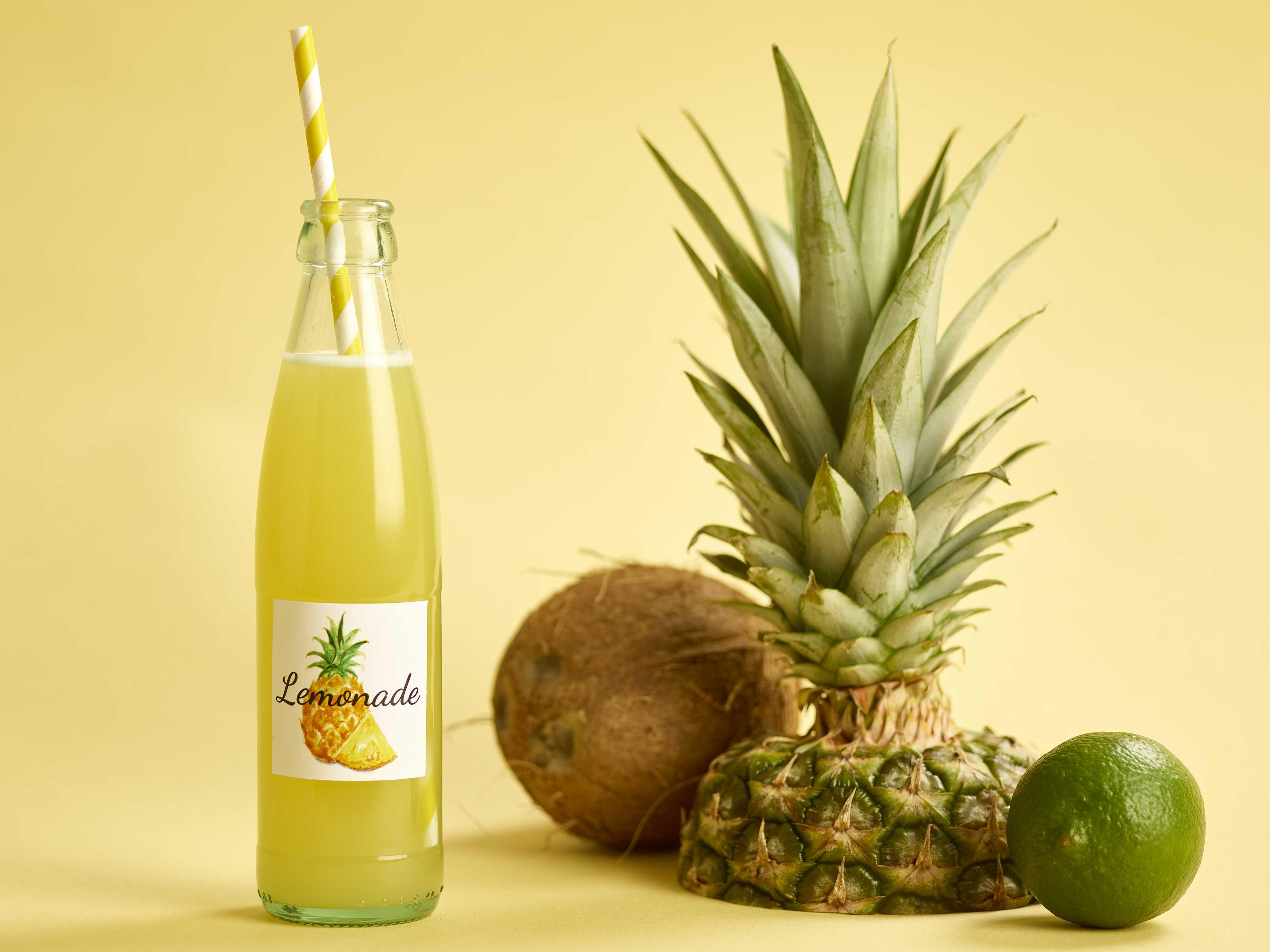 Homemade limonade met ananassap en kokos